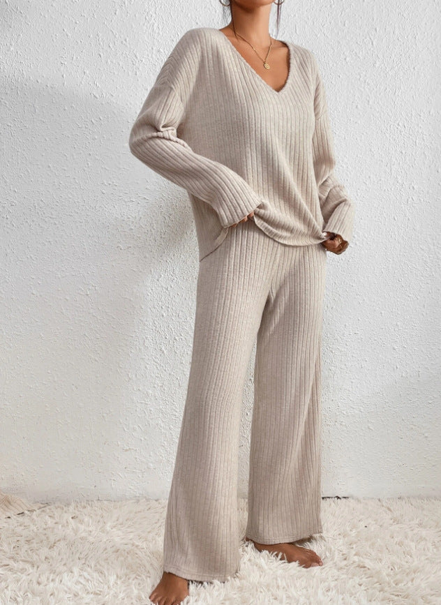 Lucie - Knitted Set with V-Neck