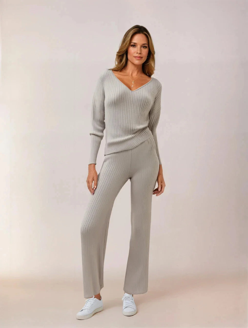 Lucie - Knitted Set with V-Neck