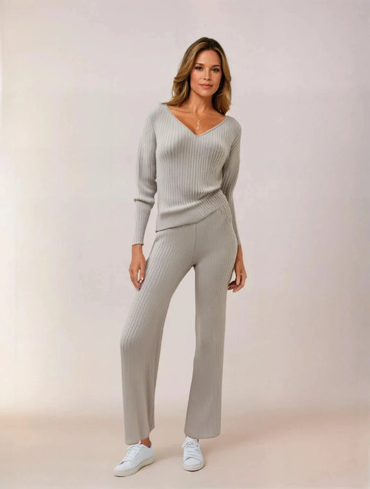 Lucie - Knitted Set with V-Neck