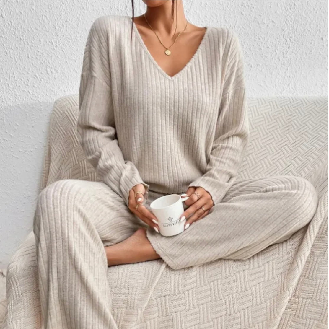Lucie - Knitted Set with V-Neck