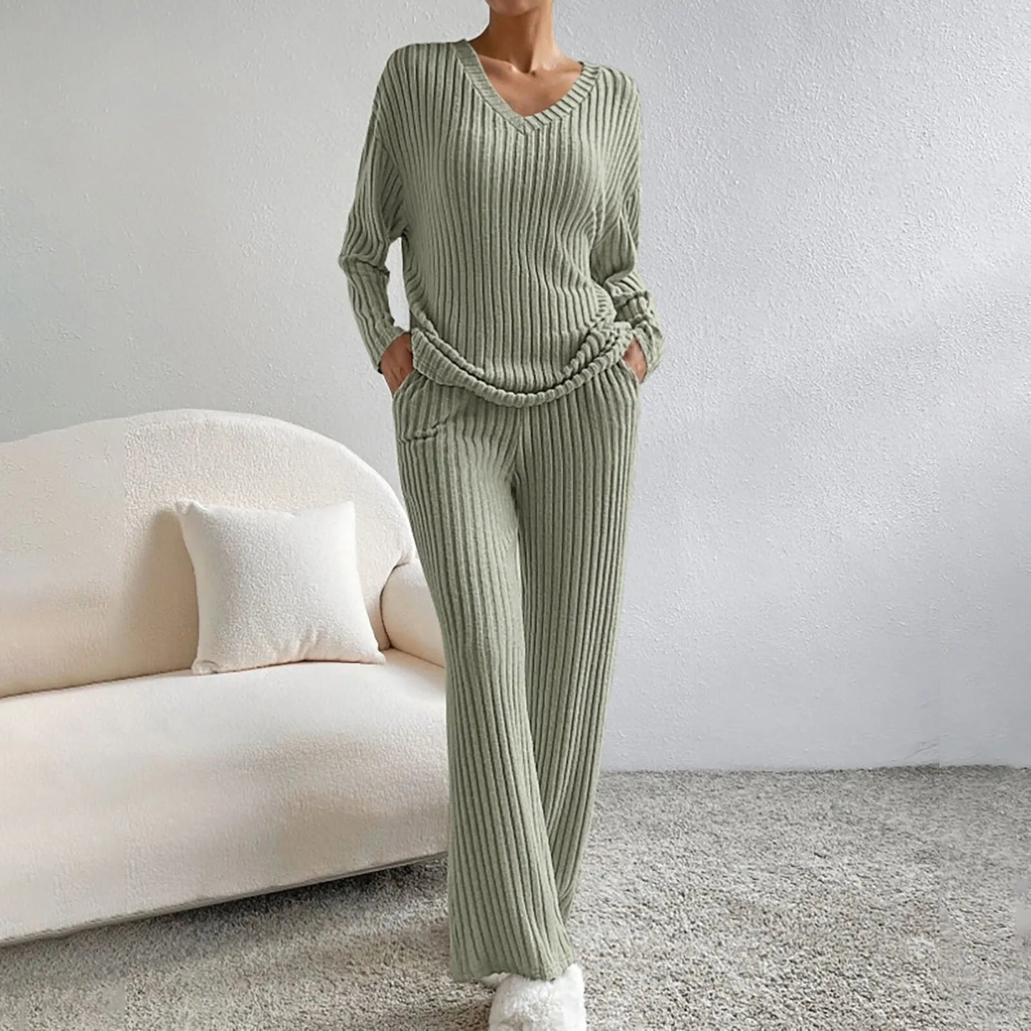 Lucie - Knitted Set with V-Neck