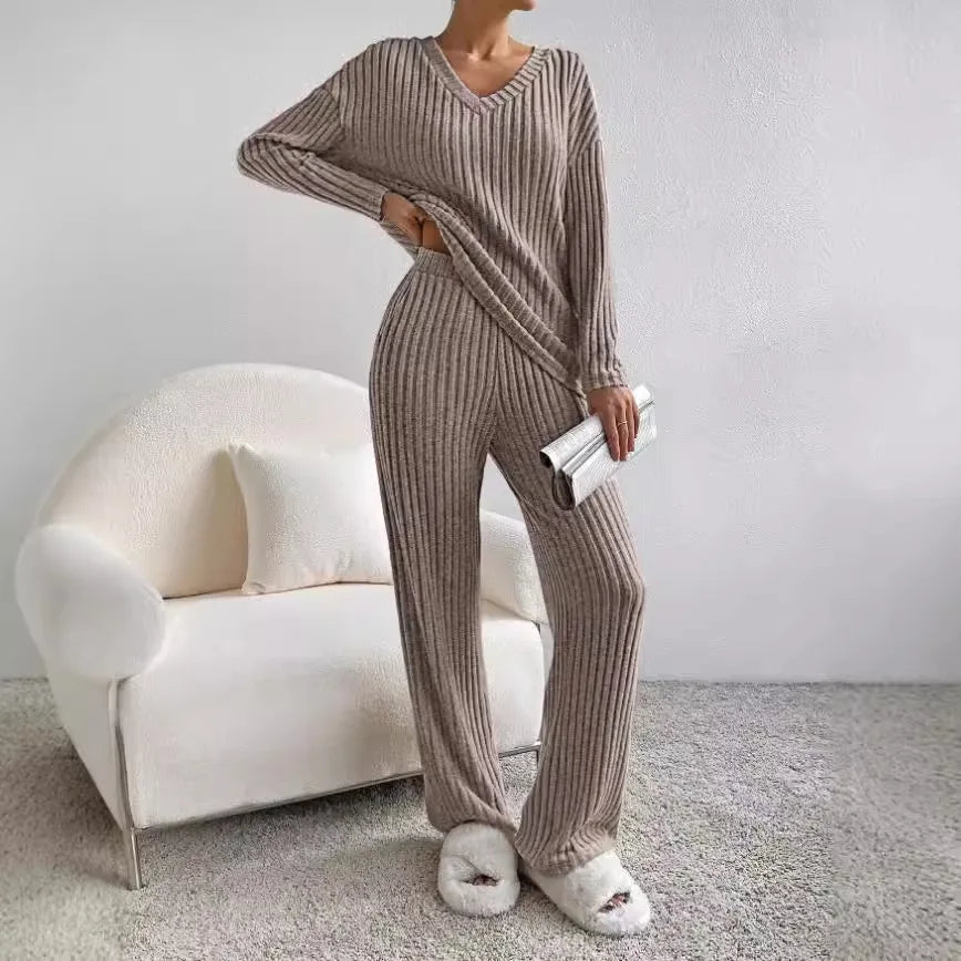 Lucie - Knitted Set with V-Neck